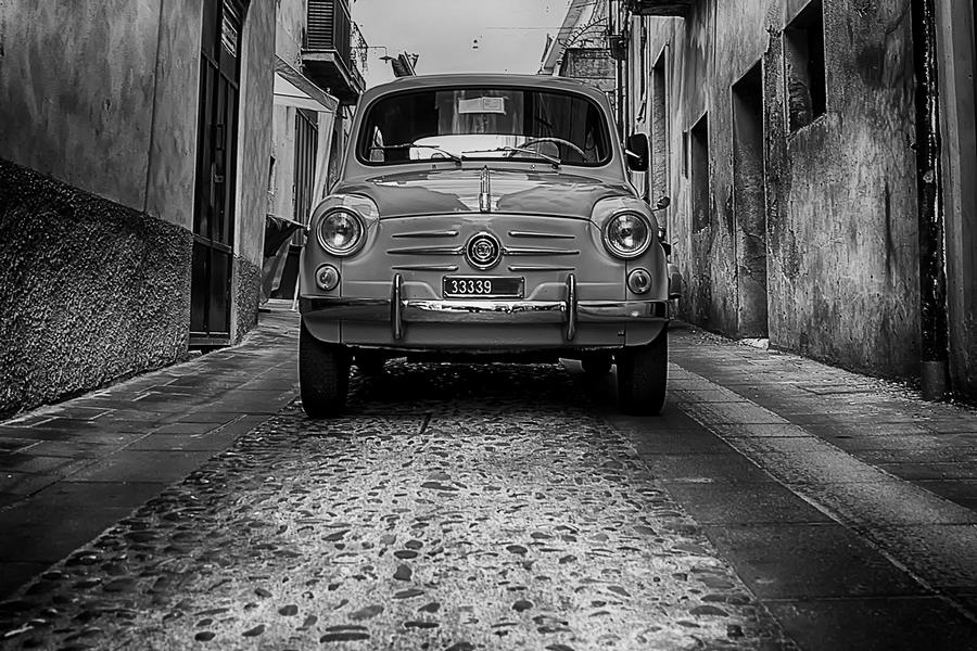 Bellizzi Alessandro-Old car in old alleys.jpg